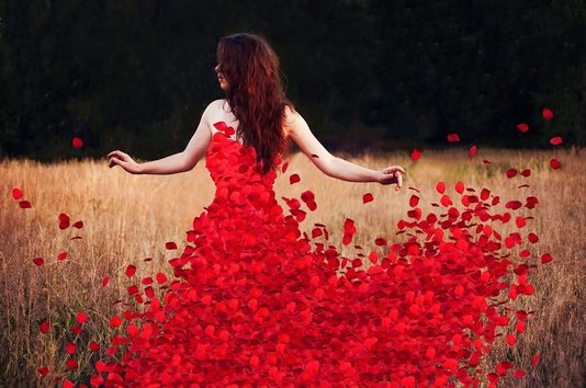 Belle femme avec une robe coquelicot